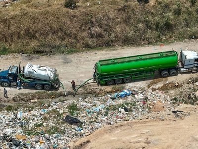 Camiones vierten materia fecal a cielo abierto en el vertedero Duquesa