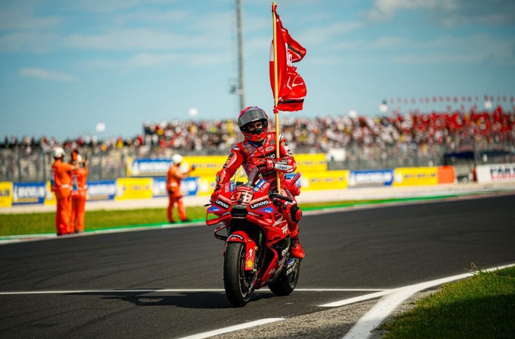 Marc Márquez resiste al empuje de Acosta y refuerza su candidatura al título en Aragón
