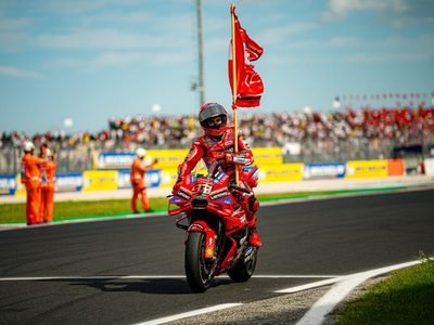 Marc Márquez resiste al empuje de Acosta y refuerza su candidatura al título en Aragón