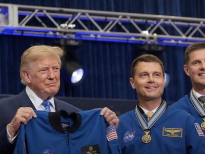 Trump anuncia la creación de una academia militar espacial para pisar la Luna antes que China